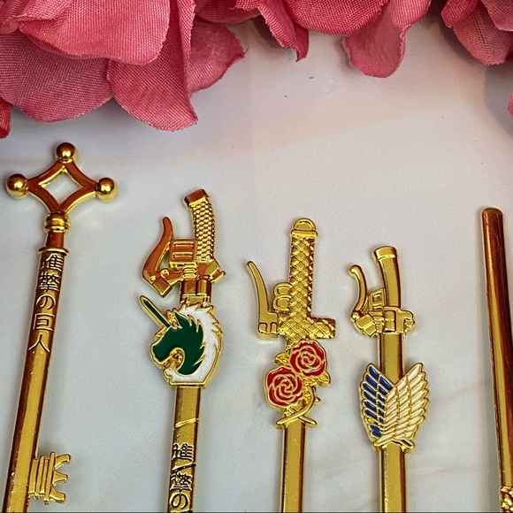 Attack on Titan Gold 5 Piece Makeup Brush Set with Bag - Picture 10 of 16